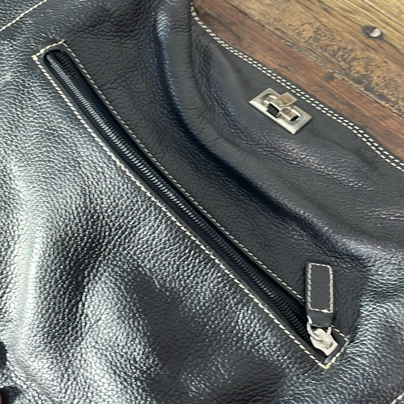 Danier black leather purse - excellent shape.  Pebbled leather - Picture 9 of 17